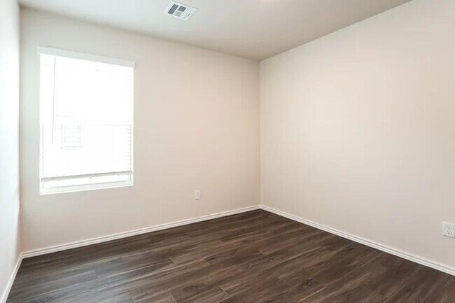 Foto del edificio - 1807 Crimson Lake Blvd