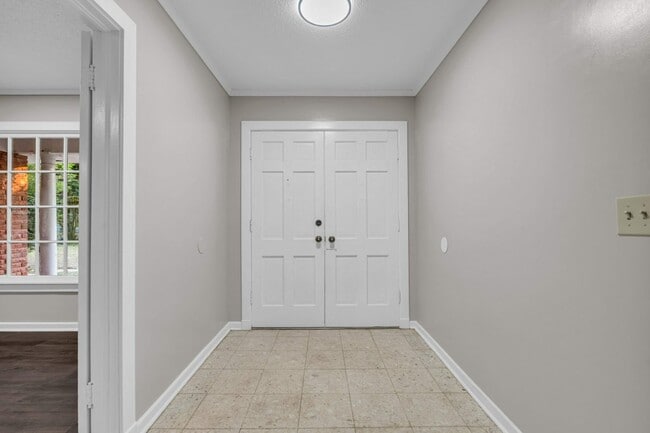 Building Photo - 706 Park Cir