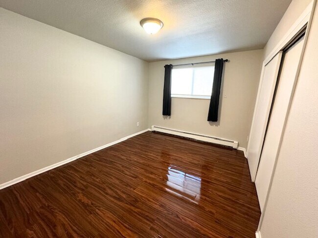 Building Photo - Two bedroom in a well kept building / amaz...