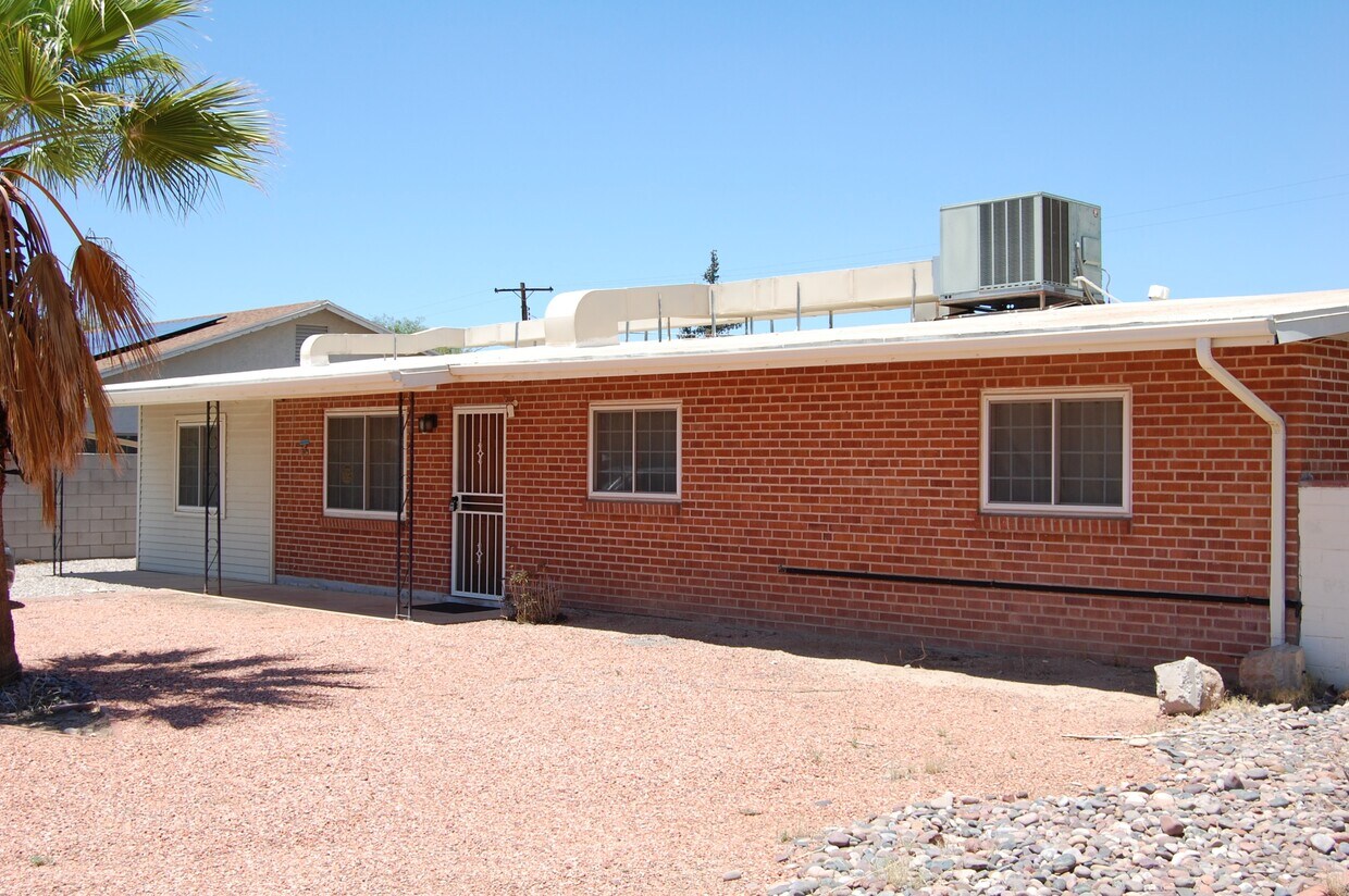 Foto principal - 5843 E 19th St
