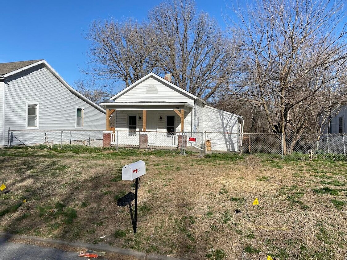 Front - 513 Lawrence Ave
