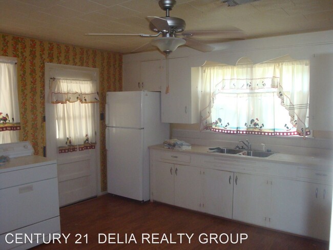 Building Photo - 3 br, 1 bath House - 532 West 8th St.