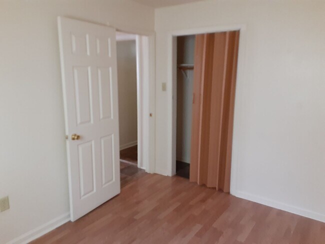 Foto del edificio - 144 Pike Ave