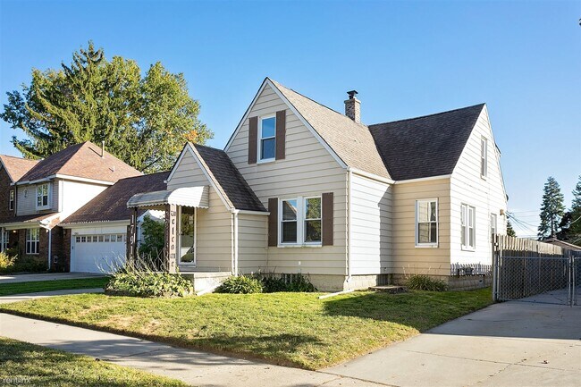 Building Photo - 4 br, 1.5 bath House - 17916 Grove St