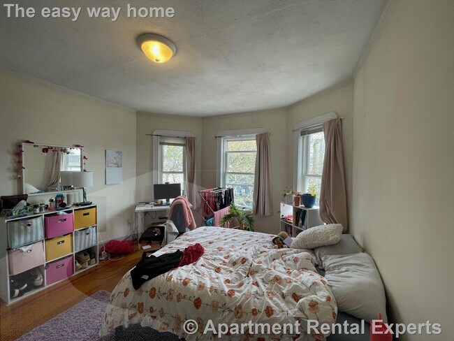 Foto del edificio - Top Floor 3BR * Steps from Davis Sq * Porch