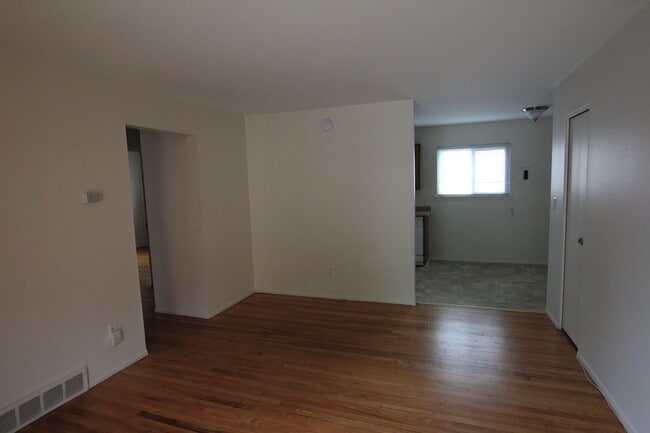 Building Photo - Hickory Grove