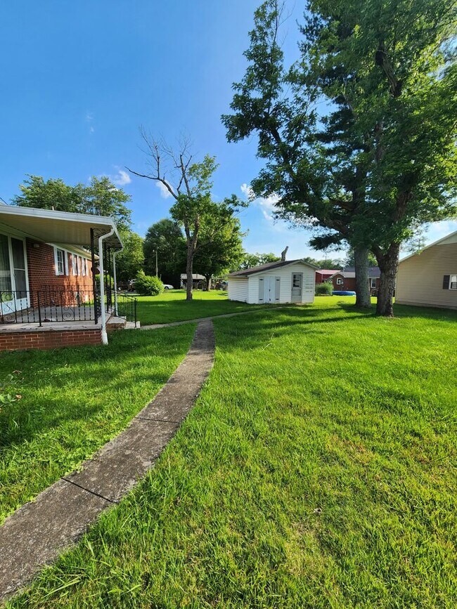 Foto del edificio - 3-Bedroom Home in Sparta with Hardwood Floors, Carport & Covered Porches