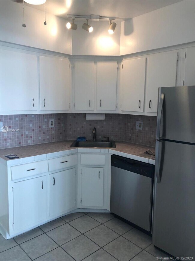 Building Photo - 1430 Brickell Bay Dr