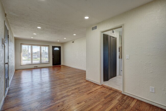 Building Photo - 4817 N Linn Ave