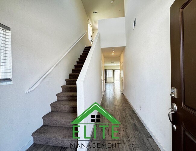Foto del edificio - Spacious 4-Bedroom, 3-Bath Home in Prime E...