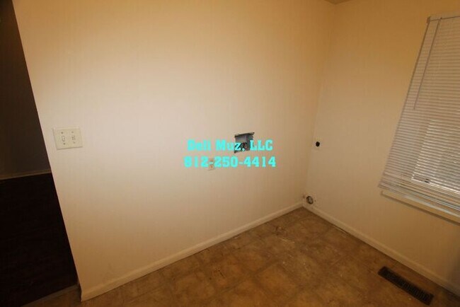Building Photo - Great 3 Bedroom, 1 Bath For A Small Family...