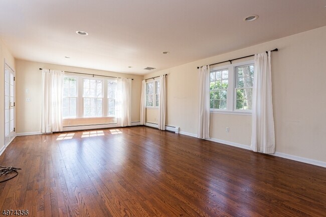 Building Photo - 730 Highview Dr