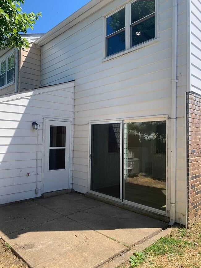 Foto del edificio - 2 Story, 3 bedroom, 1.5 bath Townhome in Glen Burnie