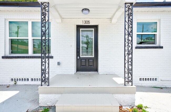 Foto del edificio - Introducing the Jewel of Ybor City: A Full...