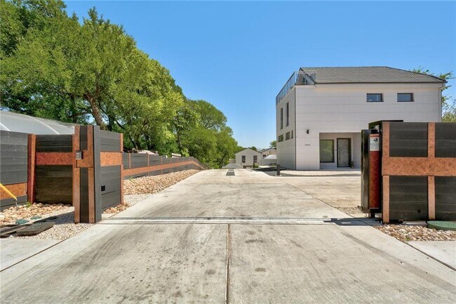 Building Photo - 1411 E M. Franklin Ave