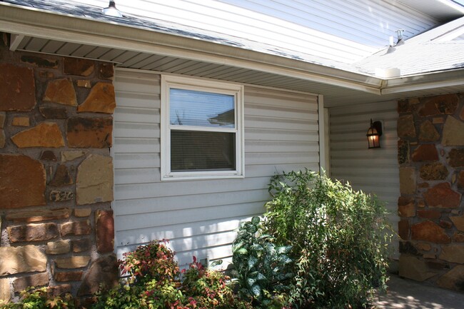 Building Photo - Massive 3 bedroom duplex with living room ...