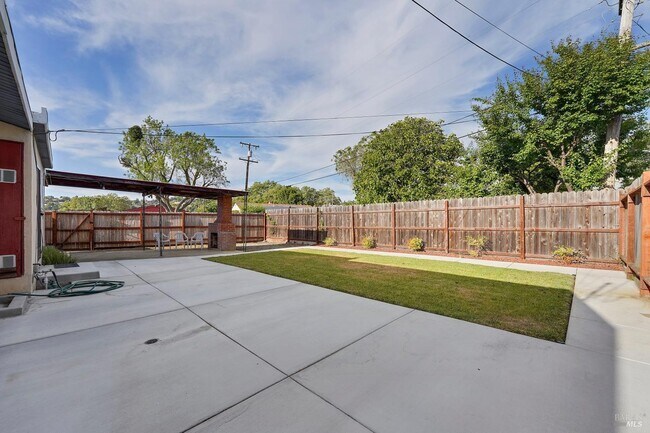Building Photo - 884 Brookwood Ave