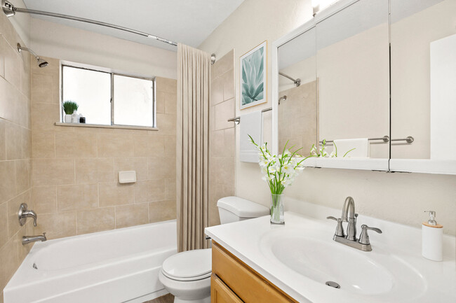 Building Photo - 1635 Cook
