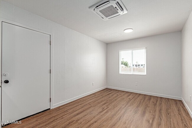 Foto del edificio - 1934 E Carver Dr