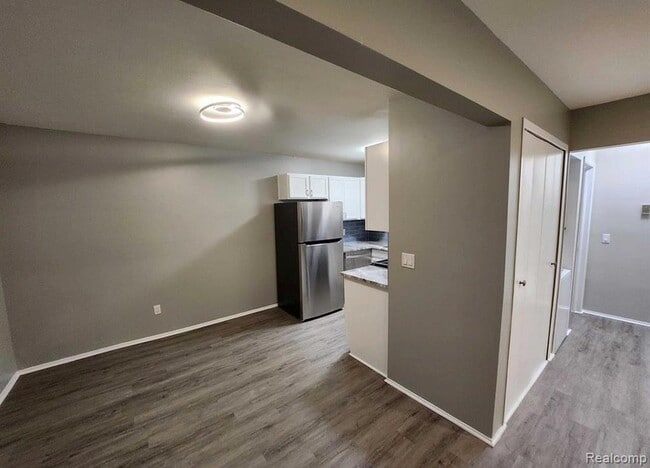 Building Photo - 2445 Torquay Ave