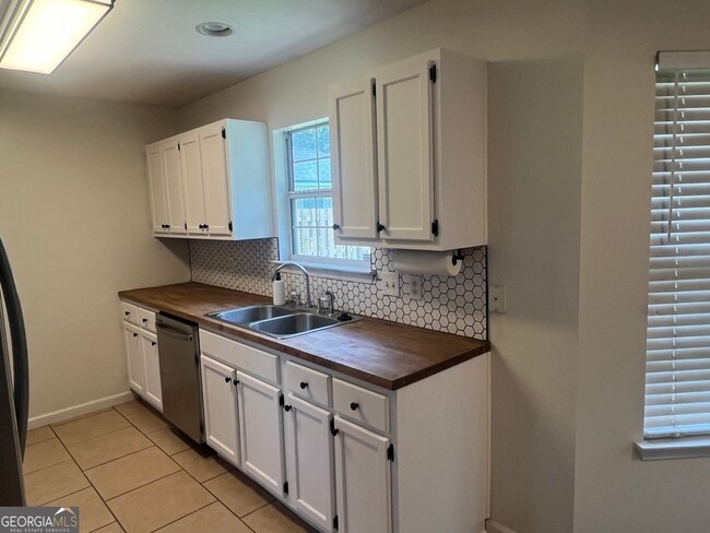 Building Photo - 205 Royal Pines Way
