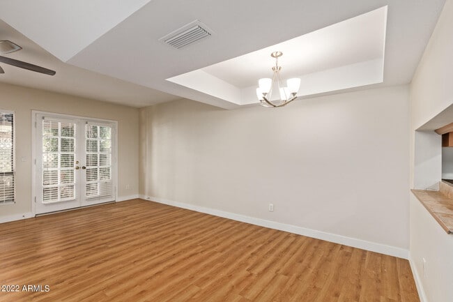 Building Photo - 815 E Grovers Ave