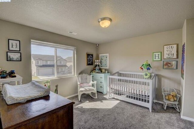 Building Photo - Immaculant 4BD/2.5BA Single Family Home on...