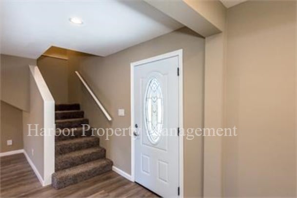 Building Photo - Gorgeous 3 Story House