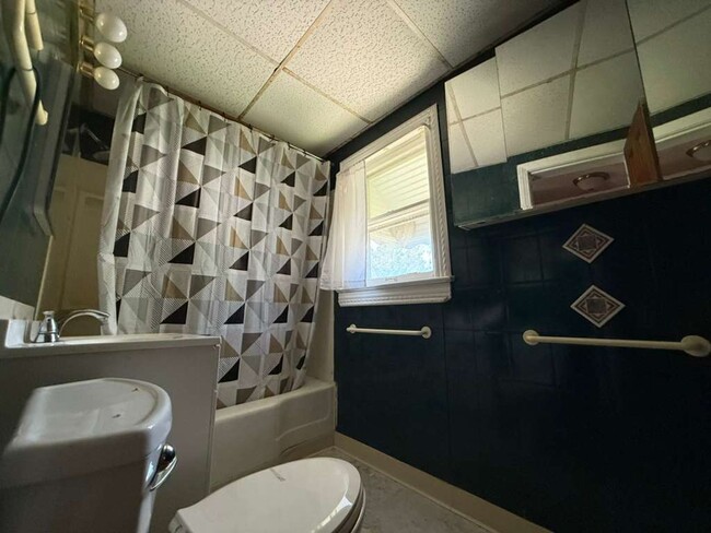 Foto del edificio - 3 BED 1 BATH SINGLE FAMILY HOME