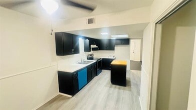 Building Photo - 604 Towne House Ln