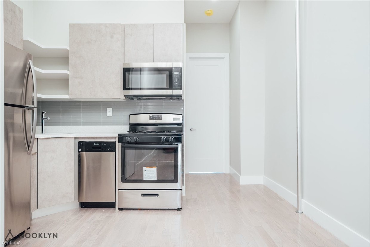 Primary Photo - 3 br, 1 bath Apartment - 241 Montrose Ave
