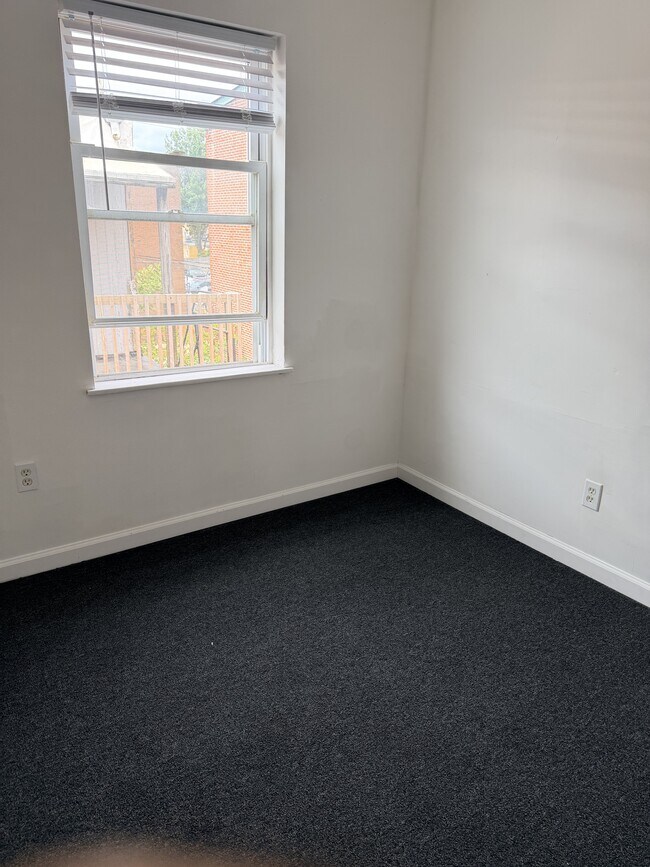 Foto del edificio - 407 W 8th St