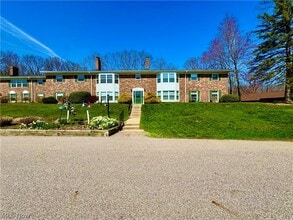 Building Photo - 6910 Carriage Hill Dr