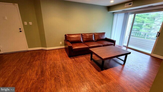 Foto del edificio - 20330 Beaconfield Terrace