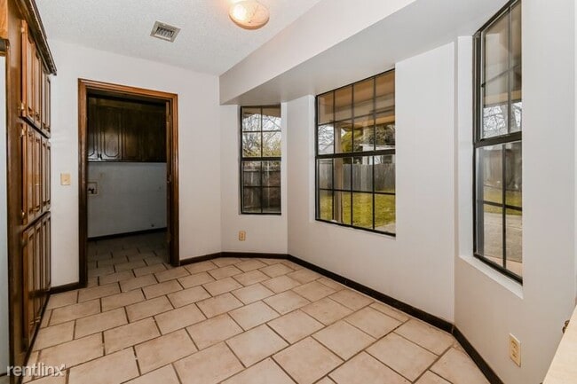 Building Photo - 5 br, 2 bath House - 6421 South 111th East...