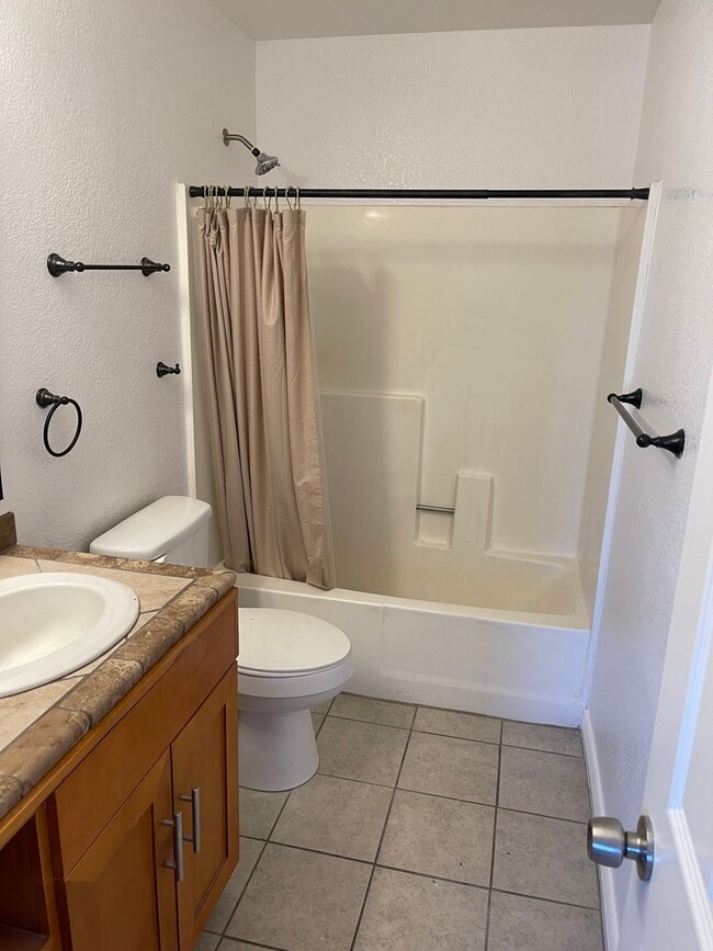 Foto del edificio - 2nd Floor condo For Rent