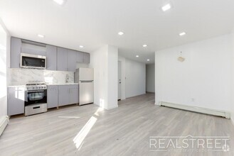 Building Photo - Brand New 4 Bed 3 bath Upper Duplex in Bed...