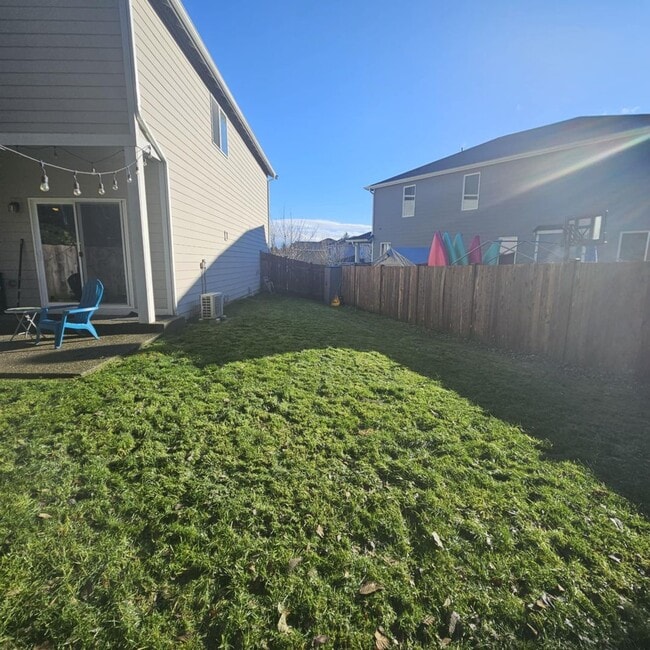 Building Photo - Spacious 4 bed with fenced yard,  convenie...