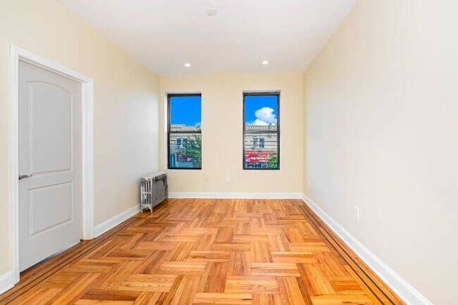 Foto del edificio - 1003 Morris Park Ave
