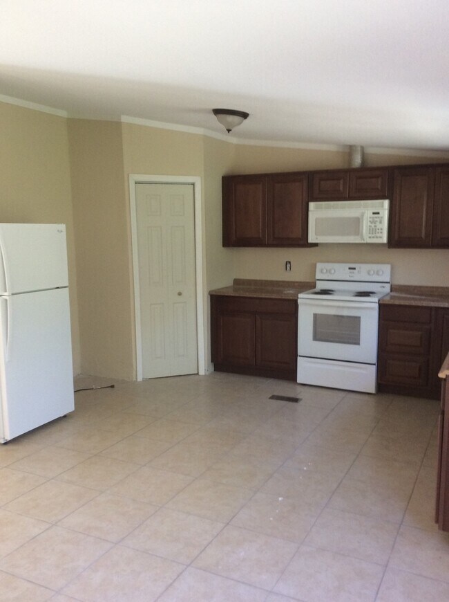 Foto del edificio - Large 4 Bedroom 2 bath DWMH