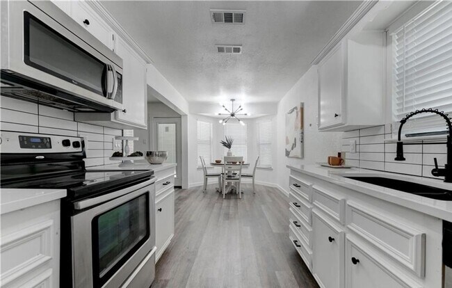 Building Photo - Completely remodeled 3-bedroom 2-bathroom ...