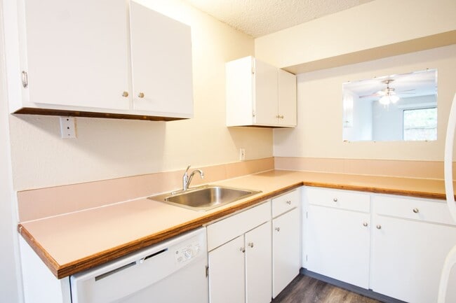 Building Photo - Great Garden Level 1Bdr Near OHSU with Private Patio!