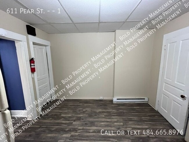 Building Photo - 611 Pear St