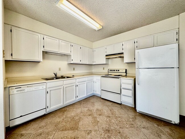 Building Photo - 580 Rimrock Rd