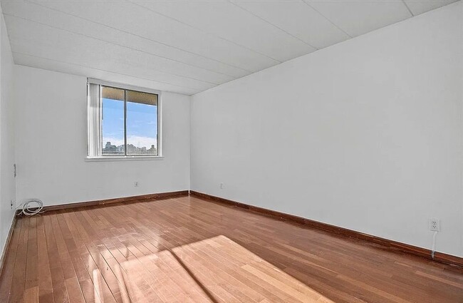 Building Photo - 4 Birchwood Ct