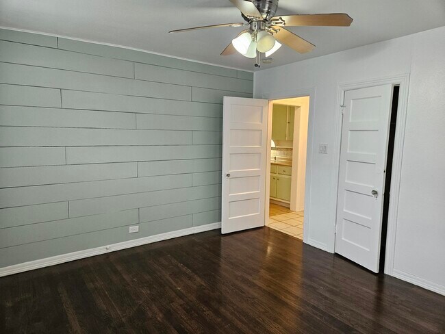 Foto del edificio - 5315 Parkland Ave