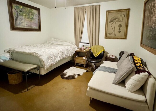 Building Photo - One Bedroom Studio Utilities included
