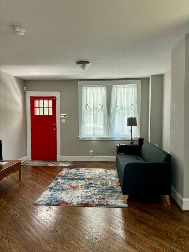 Sala de estar del primer piso - 3110 Louise Ave