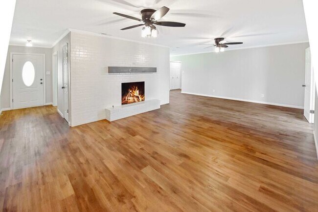 Building Photo - Available Now! Newly Remodeled 4 Bed 3 Bat...