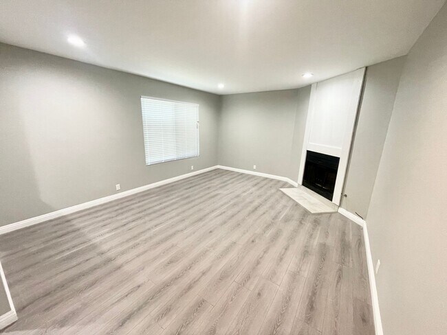 Foto del edificio - *** 3bed 2.5bath townhome near Mark Keppel...